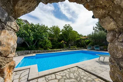 Villa mit Pool und Meerblick