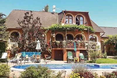 Ferienhaus mit Pool und Planschbecken