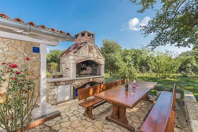 Ferienhaus mit Pool, umgeben von Natur