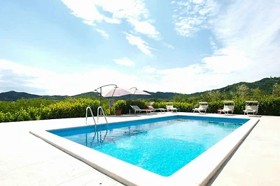 Villa mit Swimmingpool und Spielfeld