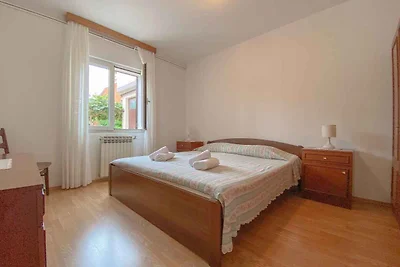 Ferienwohnung mit Terrasse mit Tisch und Stüh