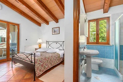 Villa mit Gemeinschaftspool und Garten