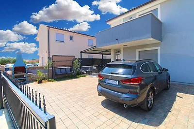 Ferienhaus modern eingerichtet mit Garten und