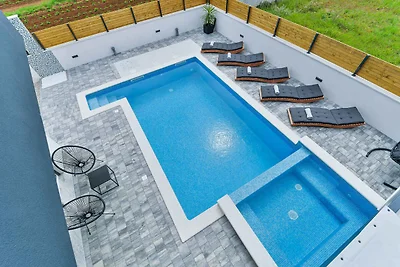 Villa mit Pool und Grill