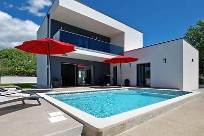 Villa mit Swimmingpool und Kinderspielplatz