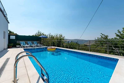 Ferienhaus mit Pool und Grill