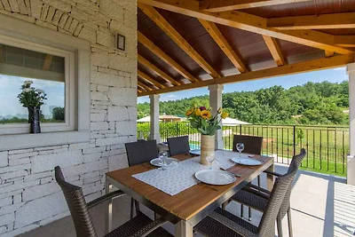 Villa mit Pool und Klimaanlage