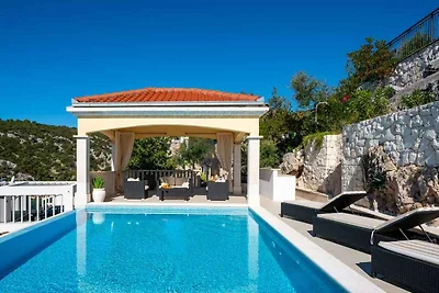 Villa mit Pool und Meerblick