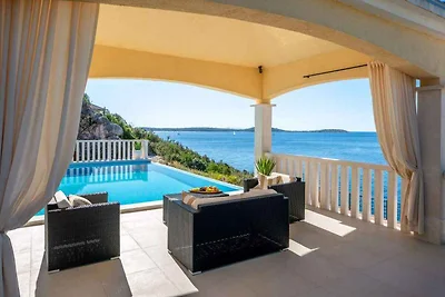 Villa mit Pool und Meerblick
