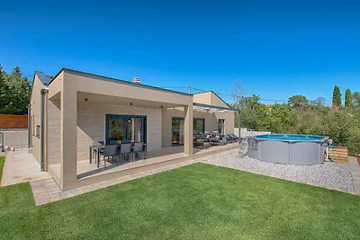 Ferienhaus mit Pool und schönem Garten