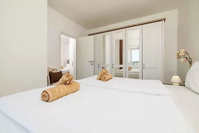 Ferienwohnung mit Pool und Meerblick