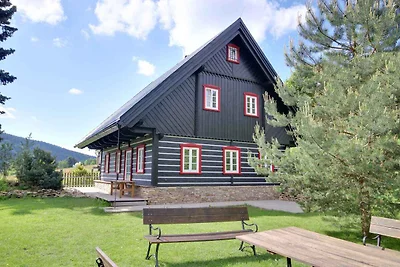 Ferienhaus mit stilvollen Holzmöbeln