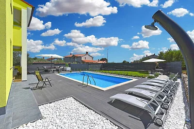 Ferienhaus mit Aussenpool und Klimaanlage