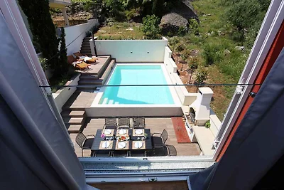 Villa mit Pool und direkt am Strand