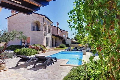 Villa mit Pool und finnischer Sauna