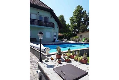 Ferienhaus mit Aussenpool am Ufer