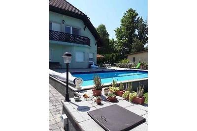 Ferienhaus mit Aussenpool am Ufer