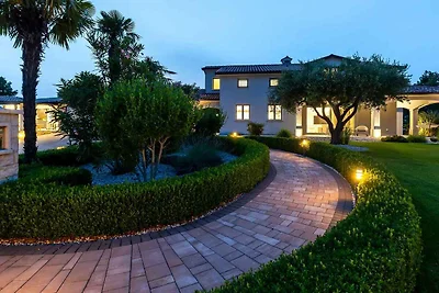 Villa mit Klimaanlage und Aussenpool