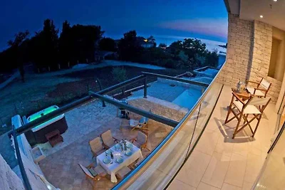 Ferienhaus mit Whirlpool und Meerblick in