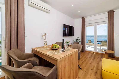 Ferienwohnung mit Pool und Meerblick