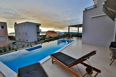 Ferienhaus mit Pool und Meerblick