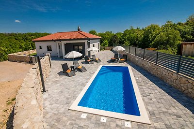 Villa mit Pool an ruhiger Lage