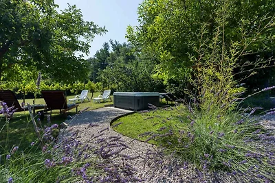 Ferienhaus mit Whirlpool und eingezäuntem