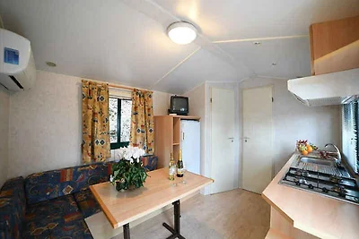 Bungalow mit Veranda und Pool