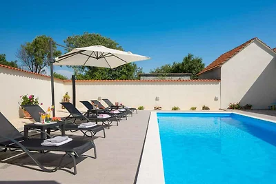 Ferienhaus mit Pool und Grill