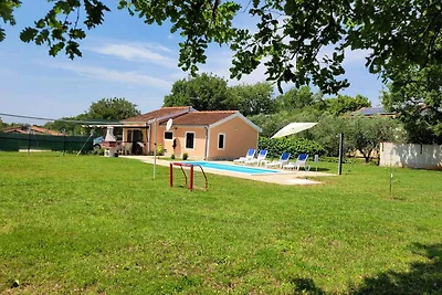 Ferienhaus mit Pool und Garten