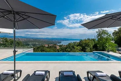 Villa mit Infinity-Pool und Sauna