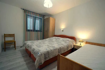 Ferienwohnung mit Terrasse und Parkplatz
