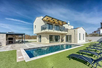 Villa mit Swimmingpool und schönem Garten