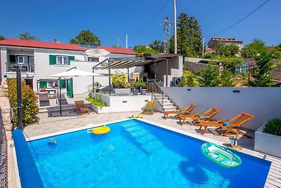 Villa mit Swimmingpool, Fitnessraum und Sauna