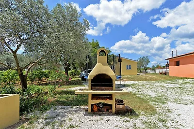 Villa mit Swimmingpool und Sonnenterrasse