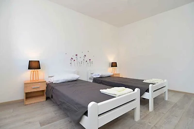 Villa mit Swimmingpool und grossem Garten