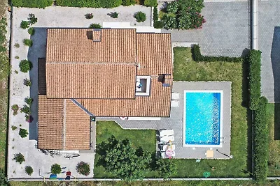 Villa mit Pool und Klimaanlage