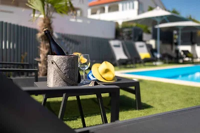 Ferienwohnung mit Pool und Meerblick