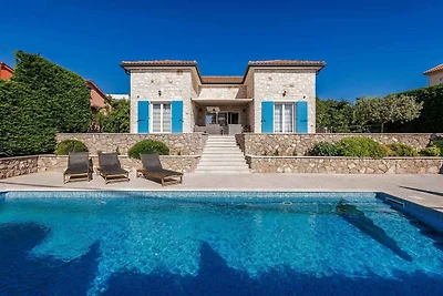Villa mit Pool für 8 Personen