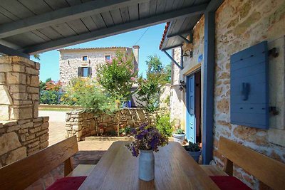 Ferienhaus mit schöner Terrasse mit Tisch und