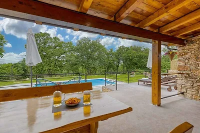 Villa mit Garten und Privatpool