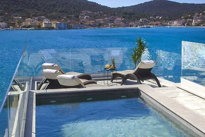 Ferienhaus mit Pool und Meerblick
