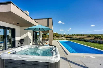 Villa mit Pool und Whirlpool