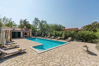 Villa mit Gemeinschaftspool und Garten