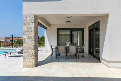 Villa mit Salzwasserpool und Klimaanlage