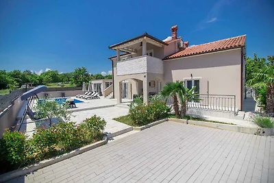 Villa mit Pool und Klimaanlage