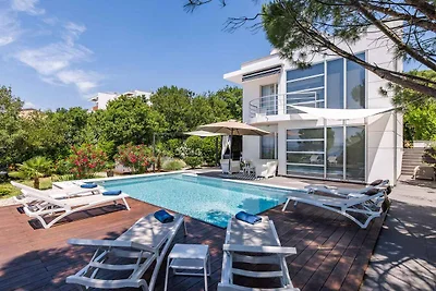 Villa mit Pool und Whirlpool