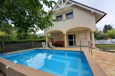 Ferienhaus mit Pool und Gartendusche