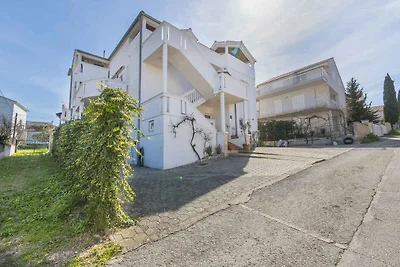 Familienfreundliche Villa Arta mit Gartenblic