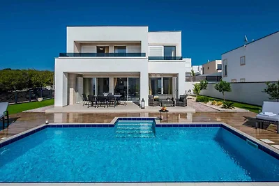 Villa mit Pool und Meerblick
